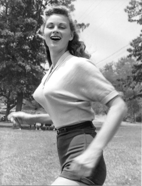 vintage everyday: Bullet Bra: The Indispensable Underwear for the Sweater Girl in the 1940s and 1950s Fulda, Bullet Bras, School Dress Code, Playtex Bras, Pin Up Vintage, Vintage Bra, Lana Turner, Bullet Bra, Tight Sweater