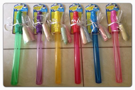 Kids party favors! From Dollar Tree $1 bubble wands and sidewalk chalk ($1/ box 20). Easy, fun and even better SUGAR FREE :) Playground Party Favors, Bubble Wand Party Favor, Park Party Favors, Birthday Backyard, Playground Party, Flamingo Pool Parties, Park Party, Kids Party Favors, Flamingo Pool