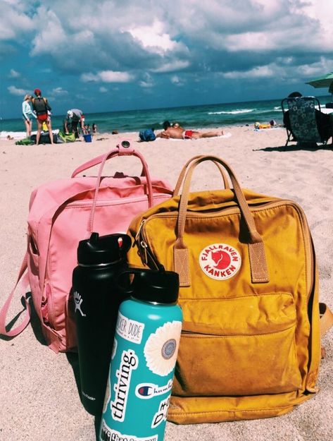 Vsco Asthetic Picture, Beach Backpack Aesthetic, 2017 Summer Aesthetic, Beach Backpack Summer, Vsco Backpack, Vsco Essentials, Vsco Lifestyle, Fashion Aesthetic Instagram, Mochila Fjallraven Kanken