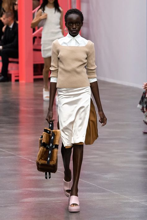 Fendi Spring 2023 Ready-to-Wear Collection | Vogue Haute Couture, Fendi Spring 2023, Spring Fashion Chic, Spring 2023 Ready To Wear, Look Office, 2023 Ready To Wear Collection, 2023 Rtw, 2023 Ready To Wear, 가을 패션