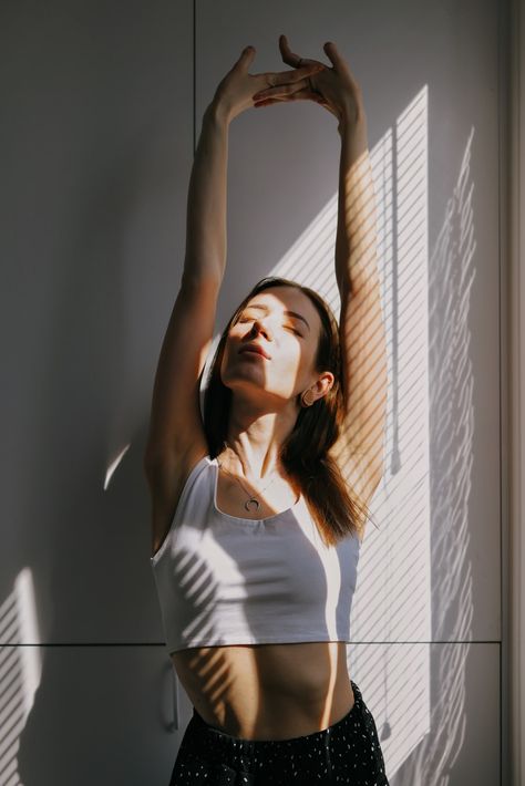 woman in white tank top standing beside white wall photo – Free Barcelona Image on Unsplash Relationship Deal Breakers, Holistic Lifestyle, Body Balance, Mind Body Connection, Body Picture, Workout Aesthetic, Holistic Wellness, Body Image, Portrait Photo