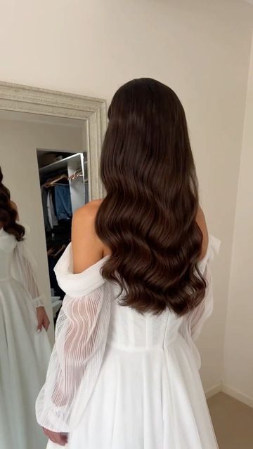 Bridal Hair Long Waves, Bridal Wavy Hair Down, Wedding Hair Big Waves, Bridal Hair Veil Down, Brunette Hair Wedding Styles, Bridal Down Hair, Classy Wavy Hairstyles, Bridal Hair Styles Long Hair, Wedding Hair Brunette Long