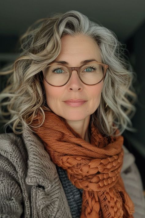 Achieve harmony with 30 looks that blend hair and glasses seamlessly, offering style inspiration for women over 50. Grey Hair Clothing Colors, Red And Grey Hair Color Ideas, Butterfly Short Hair, Hairstyle Without Bangs, Curly Gray Hair Over 50 Curls, Wash And Go Haircut, Dark Red Brown Color, Hair And Glasses, Warm Blonde Highlights