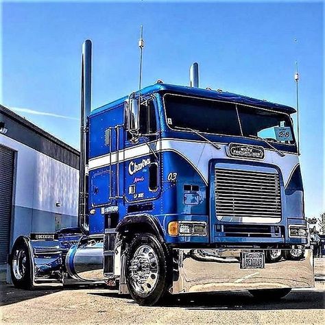 #whitefreightliner #coe #Freightliner #cabover #freightlinercabover #freightshaker #caboverlife #cdlhunter @cdlhunter Jacked Up Trucks, Single Axle Semi, Cabover Freightliner, Custom Wheels Trucks, American Trucks, Freightliner Trucks, Custom Big Rigs, Old Pickup Trucks, Heavy Duty Trucks