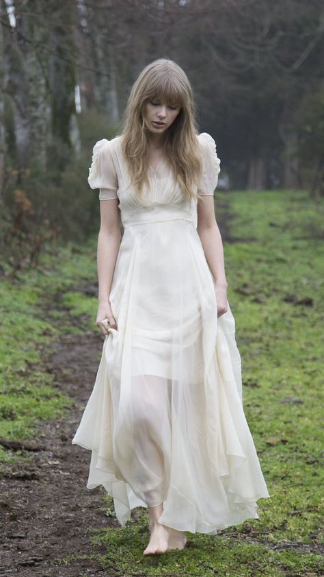 Taylor Swift Spring Aesthetic, Taylor Swift Fairytale, Taylor Swift Modeling, Safe And Sound Taylor Swift Aesthetic, Taylor Swift Style Aesthetic, Taylor Swift Wedding Dress, Taylor Swift Style Music Video, Iconic Taylor Swift Looks, Taylor Swift Safe And Sound