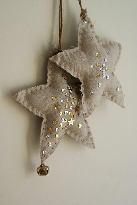 I love the contrast of the sequins with the natural coloured fabric and raw edges, make these stars both pretty and rustic.  Another xmas to do project. Navidad Diy, Fabric Ornaments, Felt Christmas Ornaments, Christmas Sewing, Noel Christmas, Star Ornament, Xmas Ornaments, Felt Christmas, Xmas Crafts
