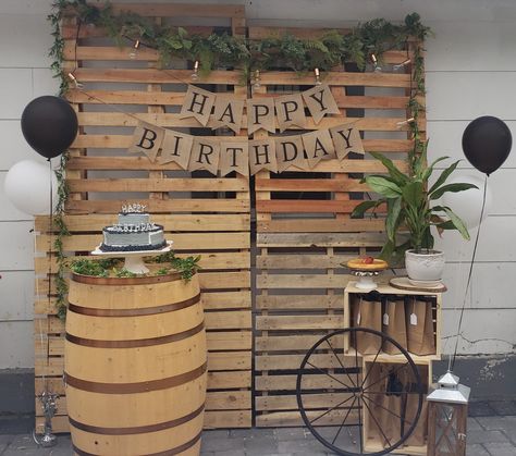 Nothing screams rustic than and old barrel, crates and some palets. Crate Backdrop Diy, Birthday Pallet Ideas, Pallet Birthday Decor, Pallet Backdrop Birthday, Barn Birthday Party, Rustic Birthday Parties, Pallet Backdrop, Deer Birthday, Hunter Deer