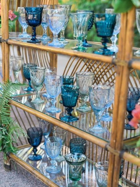 Glassware Display, Vasos Vintage, Wedding Goblets, Wedding Glassware, Blue Wine Glasses, Vintage Goblets, Vintage Collections, Dining Room Hutch, Blue Glassware