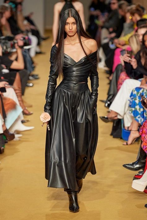 Leather Couture, Fall 2023 Ready To Wear, 2023 Ready To Wear, Leder Outfits, Lorenzo Serafini, Elegantes Outfit, Glam Dresses, Looks Chic, Runway Collection