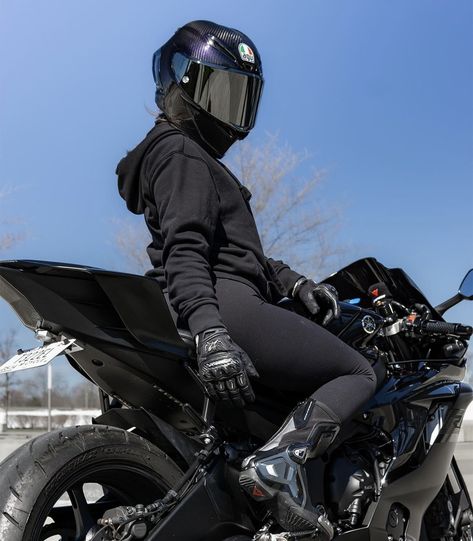 @sarahrides_ Women And Motorcycles, Motorcycle Women Riders, Girl Biker Aesthetic, Motor Bike Girl, Motor Outfit, Motorbike Poses, Bike Outfits Women, Girl On Motorcycle, Motorcycle Female