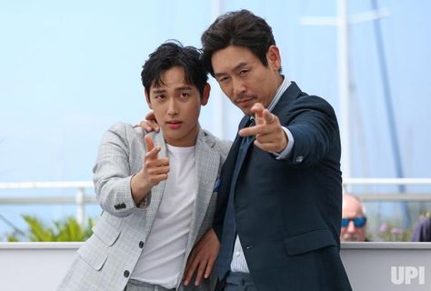 Yim Si-wan (L) and Sul Kyung-gu arrive at a photocall for the film "The Merciless" during the 70th annual Cannes International Film… Si Wan, Yim Siwan, The Merciless, Im Siwan, Cannes France, International Film Festival, Cannes Film Festival, Young People, Celebrity Photos
