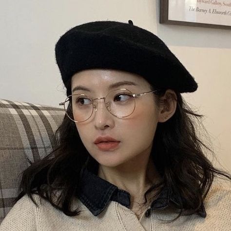 Cute Glasses For Small Face, Korean Glasses Aesthetic, Korean Fashion Glasses, Glasses Aesthetic Korean, Glasses For Oval Face Shape Woman, Korean Girl With Glasses, Glasses For Small Faces For Women, Glasses Outfit Aesthetic, Specs For Round Face