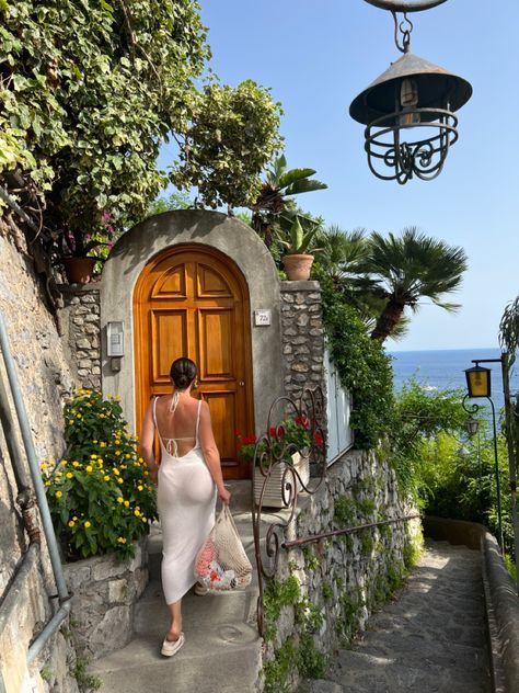 Italian Coast Fashion, Amalfi Coast Dress, Italy Vacation Pictures, Amalfi Coast Instagram Pictures, Positano Outfits Style, Almafi Coast Outfits, Puglia Italy Aesthetic, Italian Beach Aesthetic, Sorrento Italy Outfits