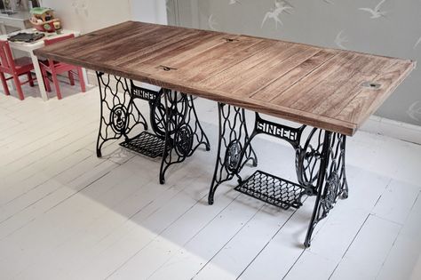 How to make a singer sewing machine dining table - with BBC correspondent Natalie Pirks Singer Table, Sewing Table Repurpose, Singer Sewing Tables, Singer Sewing Machine Table, Sewing Machine Tables, Sewing Machine Table, Old Sewing Machines, Antique Sewing Machines, Trendy Sewing