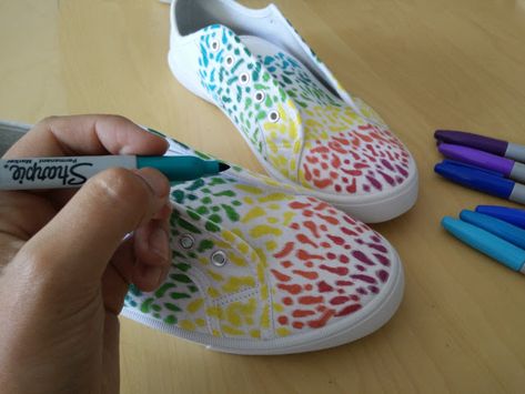 Decorating canvas shoes with sharpies and alcohol - Paris en Rose Upcycling, Diy Tie Dye Shoes, Sharpies And Alcohol, Plain White Shoes, Canvas Shoes Diy, Sharpie Shoes, Artisanats Denim, Sharpie Tie Dye, Sharpie Colors