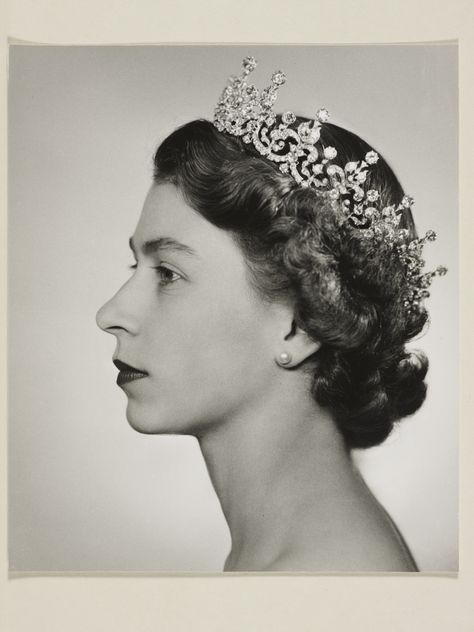 The first official photographic sitting with the new Queen was granted to the society photographer Dorothy Wilding. It took place on 26 February 1952, just twenty days after the accession. wearing jewellery including the Girls of Great Britain and Ireland tiara. The photographs taken during this sitting were the basis of The Queen’s image on postage stamps from from 1953 until 1971 Poltimore Tiara, Queen Elizabeth Portrait, Strathmore Rose Tiara, Lovers Knot Tiara, Royal Diamond, Rainha Elizabeth Ii, Royal Tiaras, Elisabeth Ii, Reina Isabel Ii