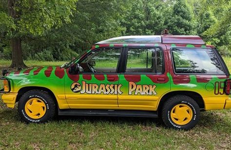 Jurassic Park 1992 Ford Explorer Jurassic Park Car, Famous Movie Cars, House Pic, Auto Ford, Jurassic Park Birthday Party, Car Reference, Jurassic Park Toys, Jurassic Park Birthday, Park Project
