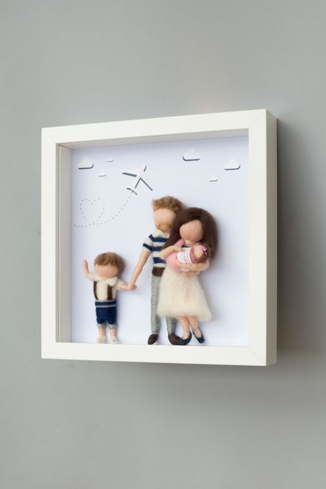 Needle felted, personalized dolls, family portrait in frame Box Frame Art, Needle Felting Diy, Felt Crafts Christmas, Homemade Dolls, Personalized Dolls, Yarn Dolls, Felt Fairy, Needle Felting Projects, Wool Art