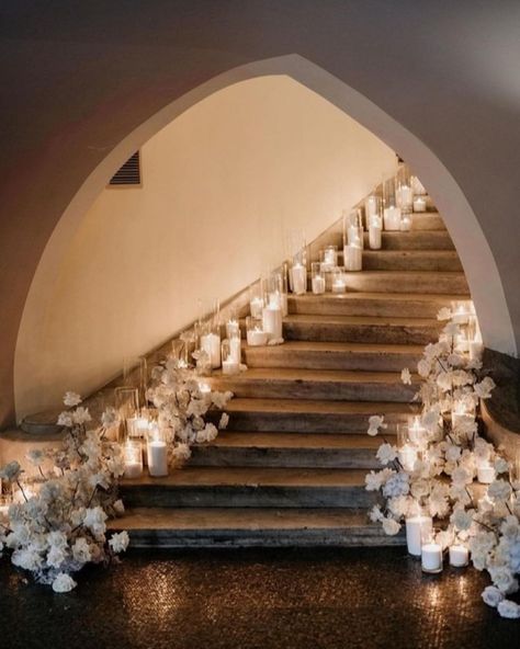 Marrime Bridalwear on Instagram: “How about about this setup for your ceremony entrance? ✨ Via: @atelieredwinoudshoornbridal” Wedding Ceremony On Stairs, Wedding Stairs Flowers, Wedding Ceremony Stairs, Wedding Flowers Stairs, Wedding Stair Decor, Wedding Decor Stairs, Stairs Wedding Decoration, Wedding Stairs Decoration, Stairs Decoration Wedding