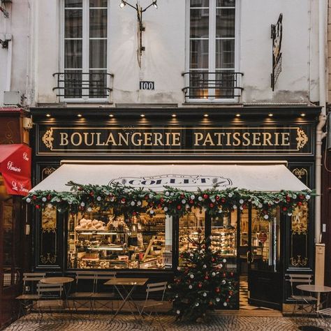 The ShopKeepers on Instagram: "Maison Collet, Paris 📷@carolina.ldno Artisan bread and delicious cakes @maisoncollet I wonder what Christmas treats await inside? #festiveshopfronts #cakeshop #bakery #sharingaworldofshops​​​​​​​​ ​​​​​​​​ 📍100 rue Montorgueil, Paris" Paris Bakery Exterior, Bakery Exterior Design Store Fronts, Christmas Decor Ideas For Bakery, Christmas Bakery Aesthetic, Retro Bakery Aesthetic, Aesthetic Bakery Exterior, Bread Bakery Aesthetic, Paris Bakery Aesthetic, Bakery Exterior Design