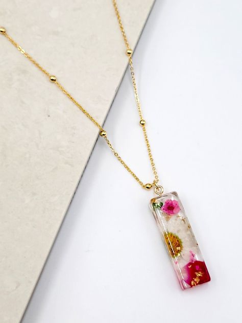 Cube Shaped Pressed Flowers Botanical Handmade Resin Necklace , Real Flowers Jewelry Gifts for Her - Etsy Canada Resin Necklace Ideas, Diy Resin Mold, Epoxy Jewelry, Pressed Flower Crafts, Handmade Keychains, Necklace Kits, Feminine Jewelry, Flowers Jewelry, Resin Pendant Necklace