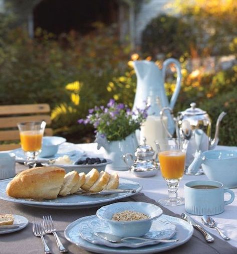 @recebercomcharme • Instagram photos and videos Essen, Table Settings Everyday, White Table Settings, Breakfast Table Setting, Blue Dinnerware, Breakfast Set, Think Food, Morning Breakfast, Breakfast Table