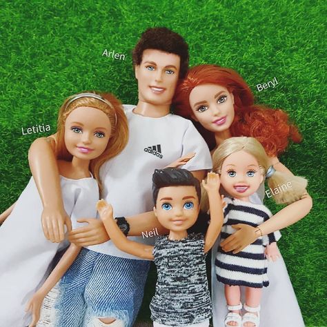 #family #kellydolls #design #dollsgram #dollclothing #doll #barbiedoll #barbiefashion #barbiefun #barbielife #barbiecollectors #barbielook… Barbie Doll Family, Barbie Happy Family, Barbie Stories, Barbie Pictures, Barbie Celebrity, Barbie Kids, Barbies Pics, Barbie Doll Set, Barbie Cartoon