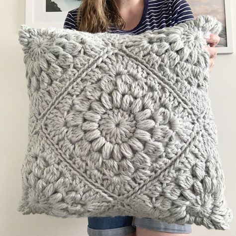 Yarn Inspiration Crochet Free Pattern, Chunky Crochet Cushion Cover, Crocheted Throw Pillow Covers, Chunky Yarn Pillow Cover, Granny Square Cushion Cover Free Pattern, Crochet Chunky Pillow Cover, Crochet Patterns For Pillow Covers, Crotchet Throw Pillows, Granny Square Crochet Pattern Pillow