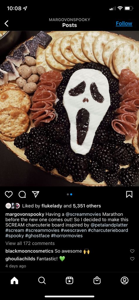 Horror Theme Party Food, Essen, Zombies, Ghostface Food Ideas, Scream Movie Night Ideas, Classic Horror Movie Party, Scream Movie Decor, Ghost Face Charcuterie Board, Scream Themed Party Ideas