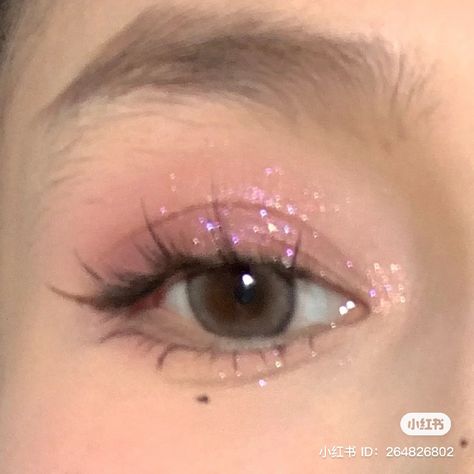 Light Makeup For Quince, Eye Makeup Pink Glitter, Soft Pink Glam Makeup Looks, Pink Light Makeup Looks, Makeup Looks Light Pink, Soft Pink Glitter Makeup, Light Pink Glitter Eye Makeup, Light Makeup For Quinceanera, Pink Sparkle Eyeshadow Looks