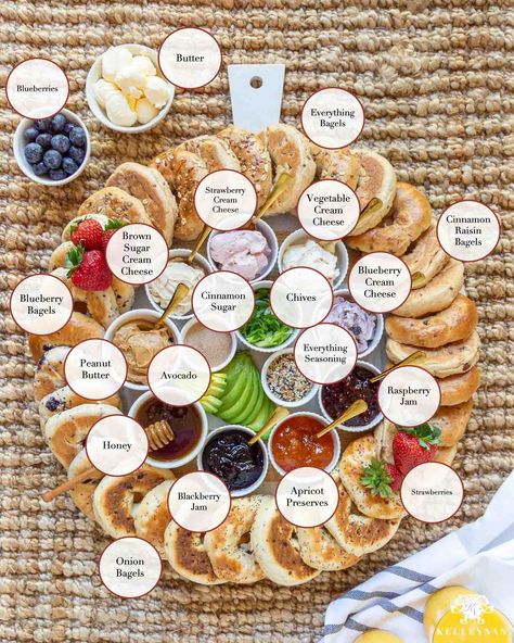 How to Make the Ultimate Bagel Breakfast Charcuterie Board Bagel Set Up Ideas, Brunch Bagel Ideas, Cream Cheese Bagel Board, Mini Bagel Charcuterie Board, Bagel Party Platter, Bagel Birthday Party, Bagel And Fruit Charcuterie Board, Savory Breakfast Board, Bagel Grazing Board