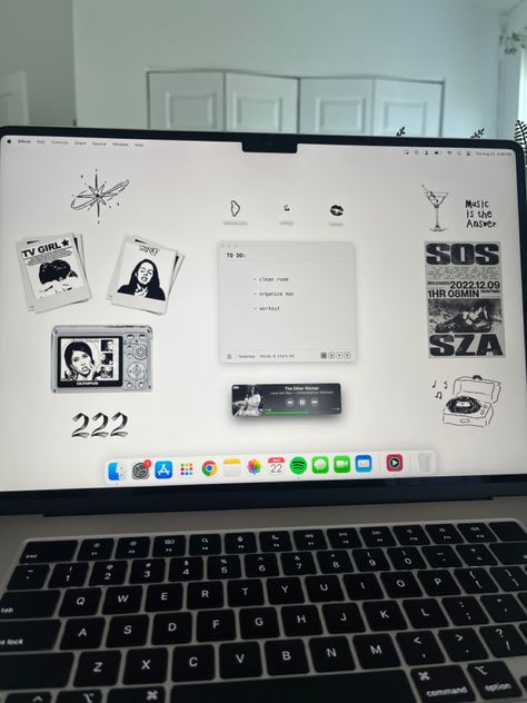 new mac wallpaper #aesthetic #macbook #lana #tvgirl #y2k #sza #kaliuchis Designer Macbook Wallpaper, Macbook Screensavers Aesthetic, Macbook Dock Organization, Macbook Pro Homescreen Layout, Cute Laptop Aesthetic, Mac Home Screen Aesthetic, Mac Screen Wallpaper, Macbook Costumization, Mac Book Layout Aesthetic