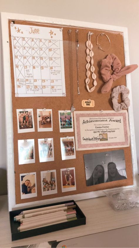 Vision Cork Board Ideas, Pinboard Ideas Aesthetic Vintage, Organized Bulletin Board, Pretty Cork Board Ideas, Cord Board Ideas, Things To Put On A Cork Board, Summer Cork Board Ideas, Cork Board Decorating Ideas Bedroom, Things To Put On A Pin Board