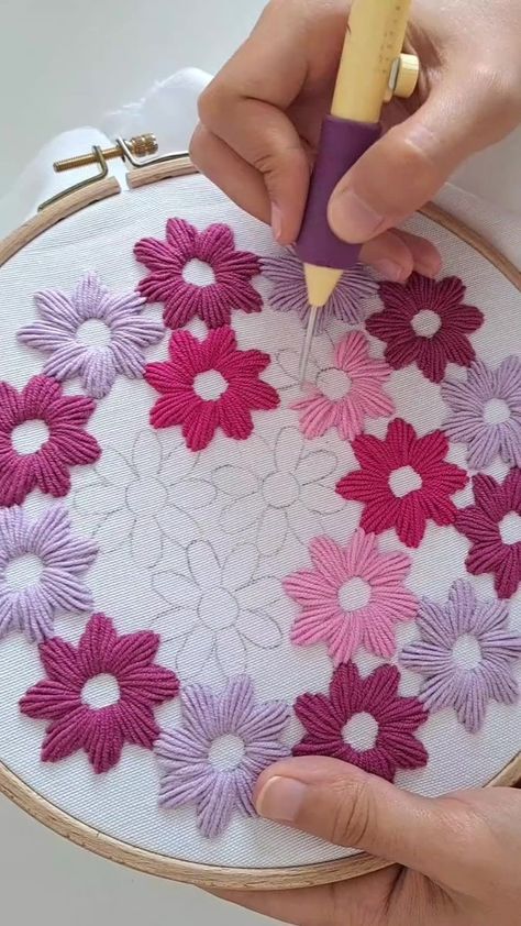 Patchwork, Couture, Diy Wall Hanging Yarn, Rose Embroidery Pattern, Projek Menjahit, Paper Flower Patterns, Crochet Baby Gifts, Diy Embroidery Designs, Mode Crochet