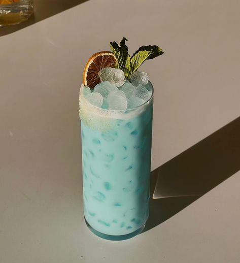 Essen, Blue Spirulina Cocktail, Costa Rica Cocktails, Blue Coconut Cocktail, Coconut Liquor Drinks, Light Blue Cocktails, Blue Drinks Alcohol, Vanilla Cocktails, Tropical Mojito