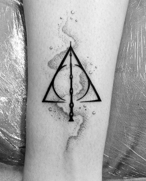 Tattoo Avant Bras, Hallows Tattoo, Rosen Tattoo Frau, Hp Tattoo, Tapeta Harry Potter, Movie Tattoos, Harry Potter Deathly Hallows, Muster Tattoos, Harry Potter Tattoo