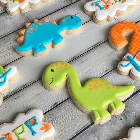 Cari - Sinful Cutters (Basically the BEST cookie cutters) on Instagram: "Super cute Dinos by Miranda @bakedatthebend. The Bronti and Steg cutters are available in my shops. • • • • • 🦕🦖 . #decoratedcookies #sugarcookies #cookies #royalicing #customcookies #decoratedsugarcookies #edibleart #royalicingcookies"