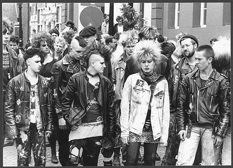 old skool punx Hippies, Punks 70s, Alt Subcultures, Punk Subculture, 70s Punk, 80s Punk, Punk Culture, Punk Scene, Punk Rocker