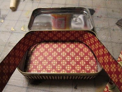 Tutorial: Altered Altoid Tin. How to cut scrapbook paper to fit on the Altoid tin. junk: Recycled Cans, Altoid Tin, Altoids Tins, Altered Tins, Mint Tins, Tin Art, Operation Christmas Child, Creation Deco, Altered Boxes
