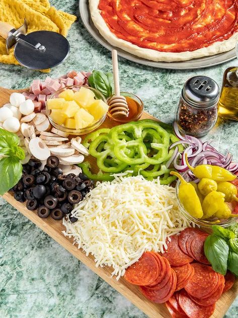 Essen, Topping Bar Ideas, Pizza Topping Bar, Pizza Night Party, Pizza Bar Party, Pizza Party Food, Pizza Dinner Party, Homemade Recipe Books, Pizza Oven Recipes