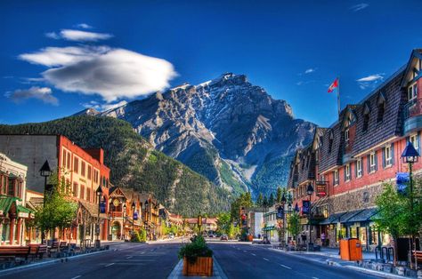 12 Amazing Sights You Have To See In Banff, Canada - Hand Luggage Only - Travel… Wallpaper Canada, Canada Mountains, Banff National Park Canada, Canada City, Banff Canada, Mount Royal, Banff Alberta, Visit Canada, Explore Canada