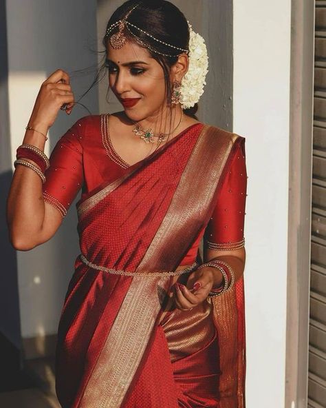 Traditional Blouse Designs Weddings, South Indian Bride Saree, South Indian Wedding Saree, South Indian Bridal Jewellery, Simple Saree, Bridal Sarees South Indian, Indian Bridal Sarees, Wedding Saree Blouse, Indian Bride Outfits