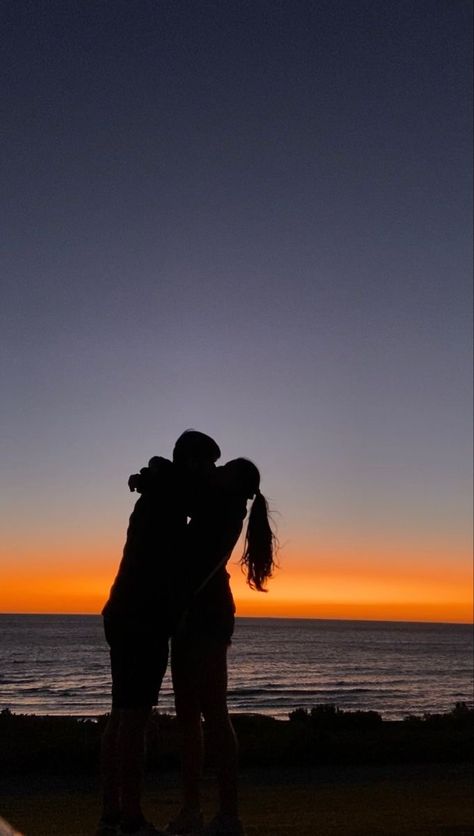 Couple Beach Pics Ideas, Couples Sunset Pictures, Sunrise Couple Pictures, Watching Sunset With Boyfriend, Beach Sunset Couple Pictures, Couple Sunset Aesthetic, Sunset Couple Aesthetic, Couple Sunset Pictures, Couple Beach Sunset