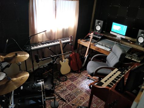 My current battle station - Imgur Home Studio Aesthetic, Home Recording Studio Ideas, Recording Studio Ideas, Home Recording Studios, Studio Band, Studio Music Room, Color Desk, Home Recording Studio Setup, Recording Studio Setup