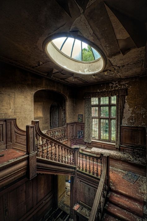 Potters Manor House, England.  Found on imgur.com via Tumblr  There needs to be a story set here. Abandoned Mansions, Old Mansions, Abandoned Farmhouse Aesthetic, Stare Dwory, Circular Skylight, Architecture Cool, Abandoned House, This Old House, Abandoned Buildings