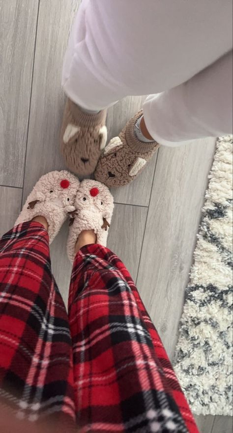 Xmas Sleepover Aesthetic, Christmas Aesthetic Pjs, Christmas Socks Aesthetic, Christmas Aesthic, Christmas Season Aesthetic, Clean Girl Christmas, Warm Winter Aesthetic, Christmas Core, Christmas Sleepover