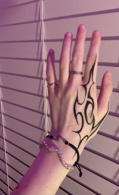 Hand Doodles, Seni Dan Kraf, Book Art Diy, Hand Tattoo, Hand Art Drawing, Hand Drawing, Hand Art, Henna Tattoo, Art Diy