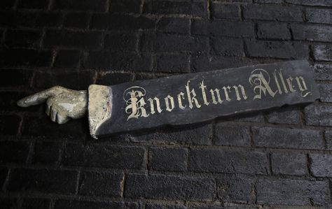 Knock turn Alley Sign Knockturn Alley, Harry Potter Diagon Alley, Harry Potter Classroom, Harry Potter Illustrations, Harry Potter Halloween, Slytherin House, Universal Studios Florida, Hogwarts Aesthetic, Diagon Alley