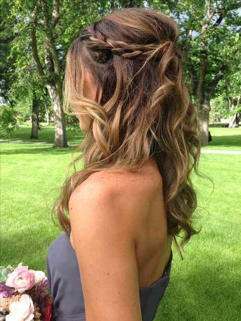 wavy half updo with a braid and volume and with ombre coloring for a more interesting look Medium Length Curls, Bridesmaids Hairstyles, Wedding Hairstyles For Medium Hair, Diy Wedding Hair, Wedding Hairstyles Medium Length, Long Layered Haircuts, Trendy Wedding Hairstyles, Hair Easy, Hair Braid