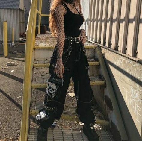 Fishnets And Dress Outfit, Gothic Tomboy Outfits, Egirl Outfits Pants, All Black Outfit Emo, Emo Cargo Pants Outfit, Alt Outfits Concert, Dark Emo Outfits, Outfit Ideas Emo Alternative, Grunge Outfits For Concerts